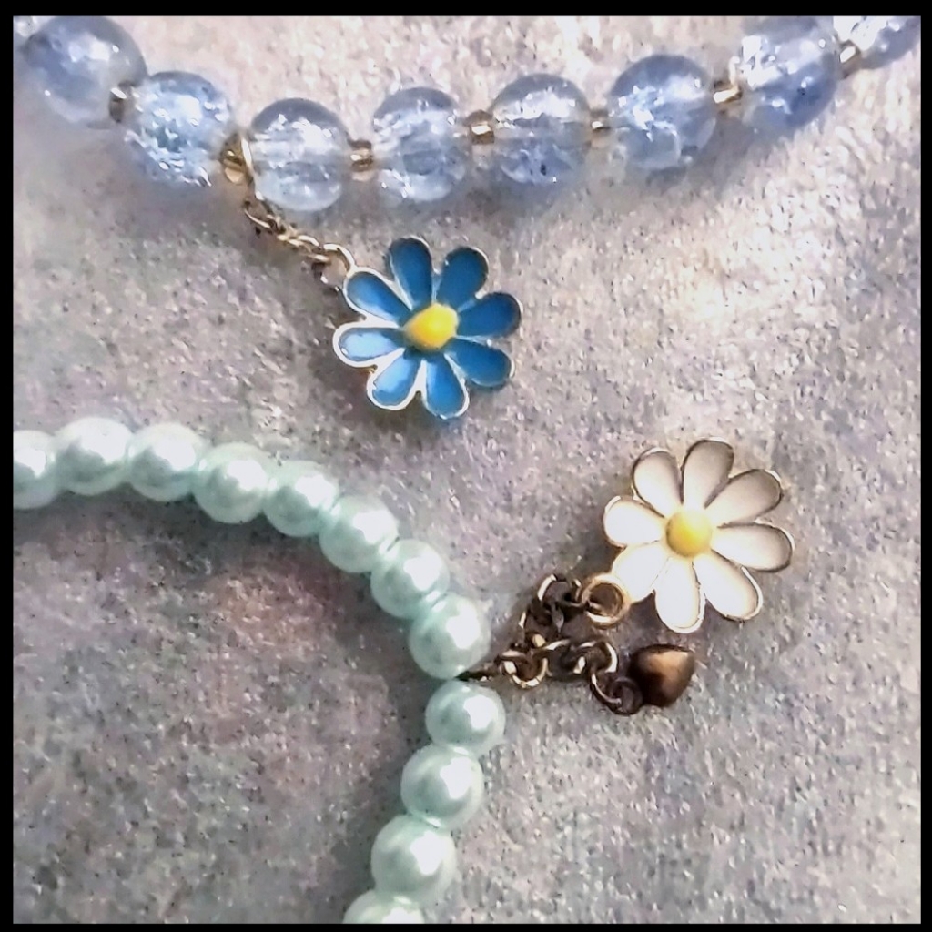 Blue Crackle Bead Bracelet W Daisy Charm 15$